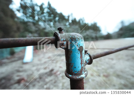 鏽跡斑斑的鐵條接頭特寫——歲月的痕跡 鏽跡斑斑的鐵條接頭特寫——歲月的痕跡 135830044