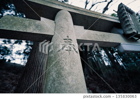 神社鳥居上錒刻的「奉」字:是祈禱與信仰的象徵。 神社鳥居上錒刻的「奉」字:是祈禱與信仰的象徵。 135830063