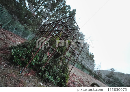 一個破舊傾斜的兒童攀爬架－焦慮和孤獨的象徵。 135830073