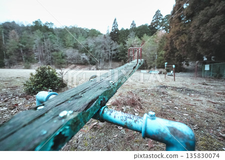 廢棄公園裡空無一人的蹺蹺板－時間的流逝與孤獨。 135830074
