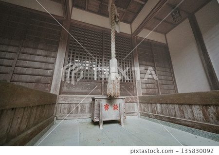 The offering box at the shrine has disappeared, leaving only prayers in a quiet space. The offering box at the shrine has disappeared, leaving only prayers in a quiet space. 135830092