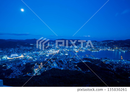 A beautiful night view of Nagasaki from the observation deck at the top of Mount Inasa 135830261