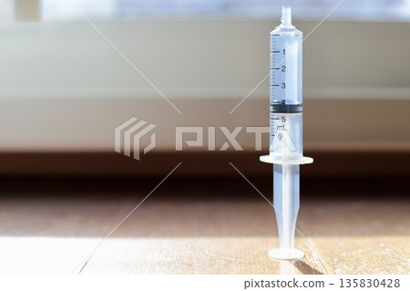 裝有透明液體的5毫升注射器 醫療設備 135830428