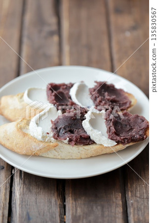 全麥鄉村麵包夾豆沙和奶油乳酪的開放式三明治 135830567