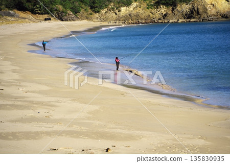 初冬的伊勢志摩：千鳥濱海灘與漁民 135830935