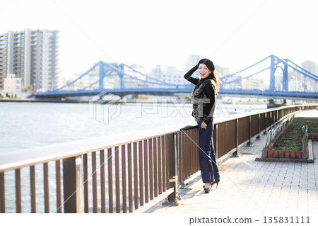 一位美麗的女子漫步在海濱公園 135831111
