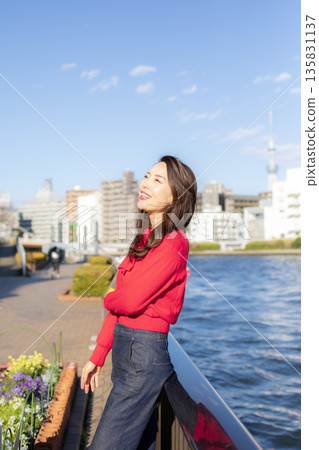 一位美麗的女子漫步在海濱公園 135831137