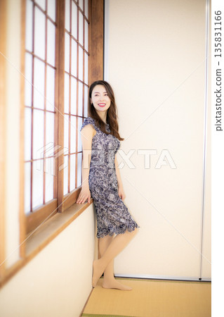 日式旅館和美女 135831166