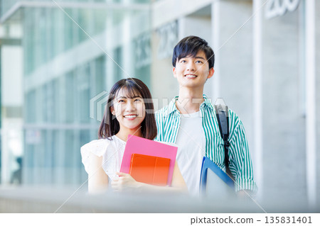 Young men and women of college students Young men and women of college students 135831401