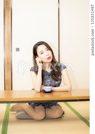 日式旅館和美女 135831497
