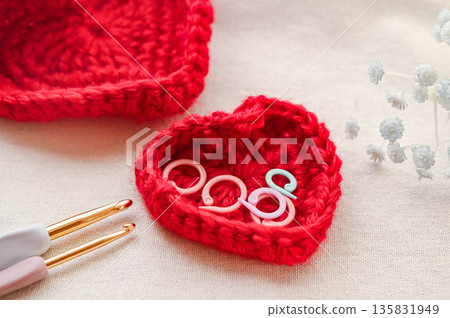 用毛線製作的心形首飾盒 135831949