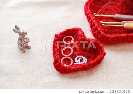 用毛線製作的心形首飾盒 135831950