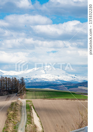 春季田間耕作區和雪山大雪山 135832280