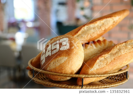 灑有麵粉數字圖樣的歐式麵包特寫 135832561