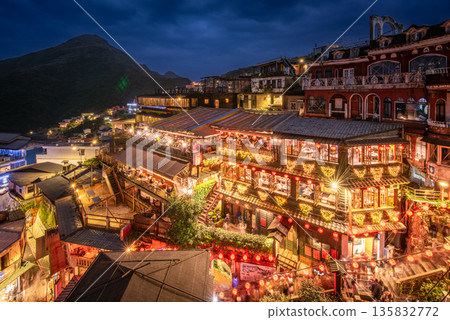 台灣九份迷人的夜景：燈火輝煌的阿梅茶館和復古街景 135832772