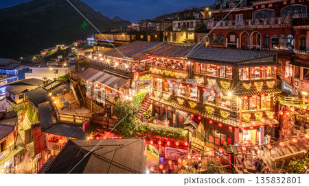 台灣九份迷人的夜景:燈火輝煌的阿梅茶館和復古街景 台灣九份迷人的夜景:燈火輝煌的阿梅茶館和復古街景 135832801