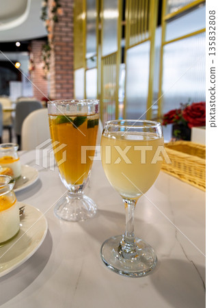 調酒與金桔檸檬綠茶的餐桌畫面 調酒與金桔檸檬綠茶的餐桌畫面 135832808