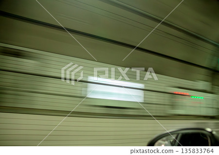 高速公路隧道內 135833764