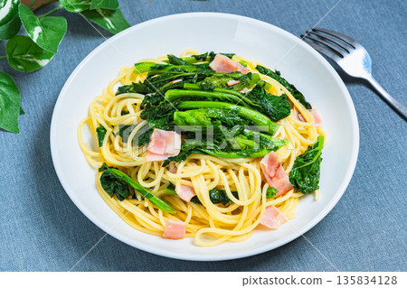油菜花培根義大利麵配春季蔬菜 135834128