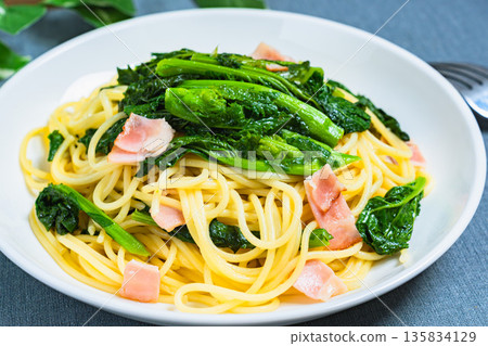 油菜花培根義大利麵配春季蔬菜 油菜花培根義大利麵配春季蔬菜 135834129