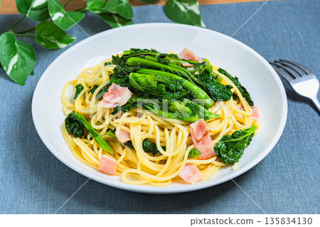 Rape blossom and bacon pasta Spaghetti with spring vegetables Rape blossom and bacon pasta Spaghetti with spring vegetables 135834130