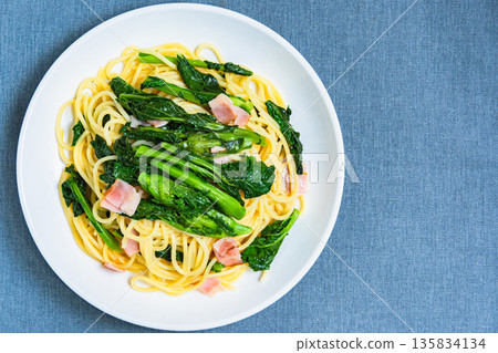 Rape blossom and bacon pasta Spaghetti with spring vegetables Rape blossom and bacon pasta Spaghetti with spring vegetables 135834134