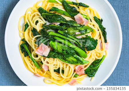 Rape blossom and bacon pasta Spaghetti with spring vegetables 135834135