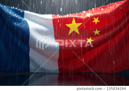 雨滴落在法國和中國的國旗上 135834264