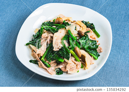 Stir-fried spinach and pork with miso Stir-fried spinach and pork with miso 135834292