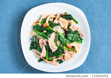 Stir-fried spinach and pork with miso Stir-fried spinach and pork with miso 135834293
