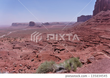 從紀念碑谷景觀酒店眺望山谷大道和睡著的史努比 135834545