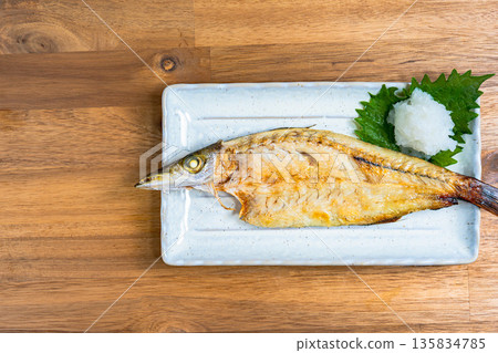 日式鹽烤梭魚，配上磨碎的白蘿蔔和紫蘇葉 135834785