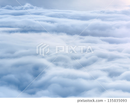 從空中俯瞰雲海 從空中俯瞰雲海 135835093