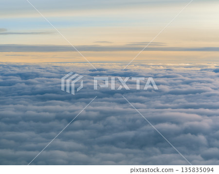 從空中俯瞰雲海和傍晚的天空 135835094