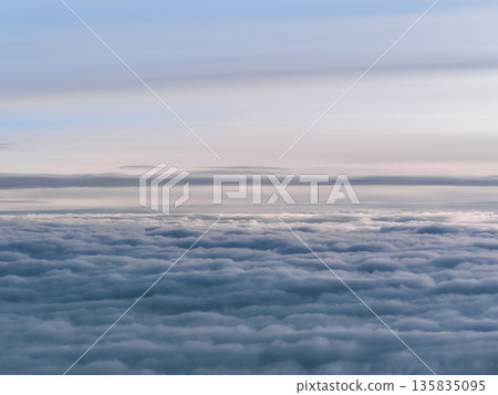 從空中俯瞰雲海和傍晚的天空 從空中俯瞰雲海和傍晚的天空 135835095