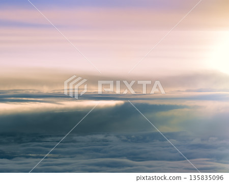 從空中俯瞰雲海和傍晚的天空 從空中俯瞰雲海和傍晚的天空 135835096