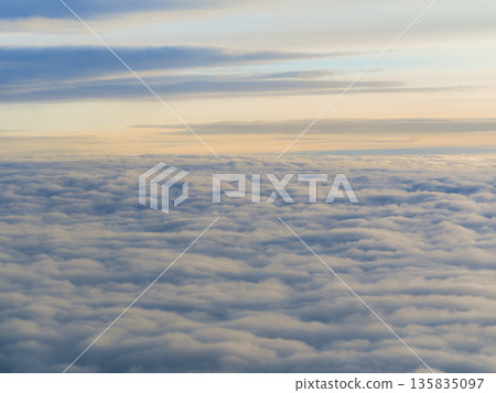 傍晚時分的天空和雲海的鳥瞰圖 傍晚時分的天空和雲海的鳥瞰圖 135835097