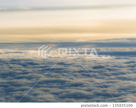 從空中俯瞰雲海和傍晚的天空 從空中俯瞰雲海和傍晚的天空 135835100