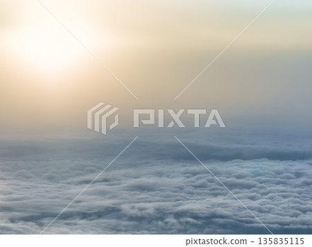 從空中俯瞰日落和雲海 從空中俯瞰日落和雲海 135835115
