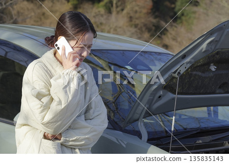 一位女司機的車子出了故障。 一位女司機的車子出了故障。 135835143