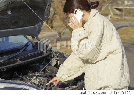 一位女司機的車子出了故障。 135835145