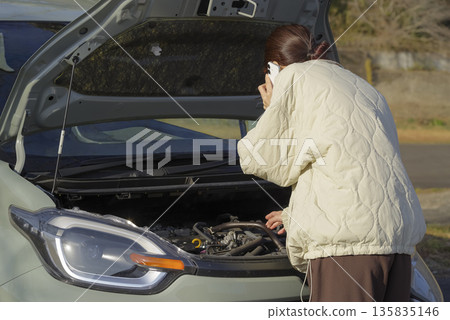 一位女司機的車子出了故障。 135835146