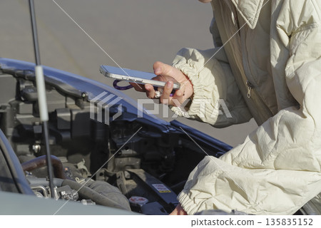 一位女司機的車子出了故障。 一位女司機的車子出了故障。 135835152