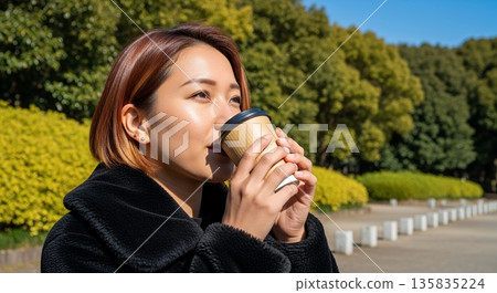 放鬆在公園的一名婦女 135835224