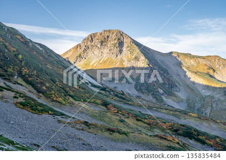 從三國交界處眺望旭山和白馬山,秋葉映襯下格外迷人。隨後從白馬山徒步前往北阿爾卑斯山脈的雪倉山。 從三國交界處眺望旭山和白馬山,秋葉映襯下格外迷人。隨後從白馬山徒步前往北阿爾卑斯山脈的雪倉山。 135835484
