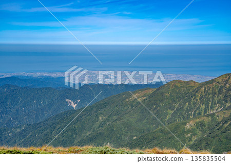 從雪倉山頂峰眺望黑部沖積扇和黑部川。橫越北阿爾卑斯山脈，從白馬山到雪倉山。 135835504