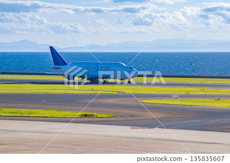 Landing plane Dreamlifter 135835607
