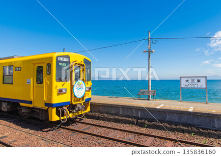 Daisanto Station and its trains, the station closest to the sea in Japan Daisanto Station and its trains, the station closest to the sea in Japan 135836160