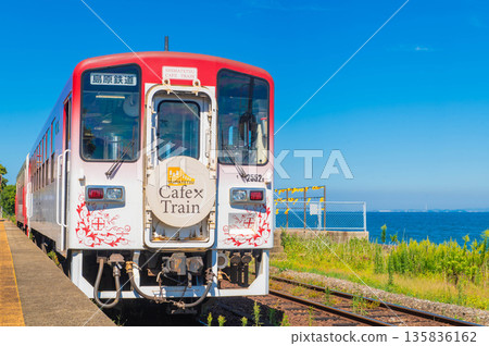 大三都站及其列車,是日本距離大海最近的車站。 大三都站及其列車,是日本距離大海最近的車站。 135836162