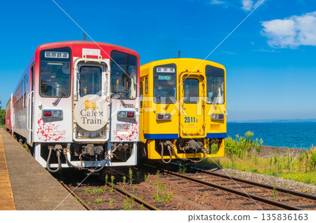 大三都站及其列車,是日本距離大海最近的車站。 大三都站及其列車,是日本距離大海最近的車站。 135836163